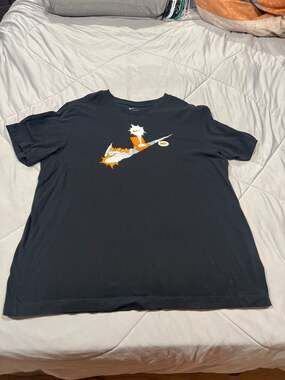 Nike Men's Sportswear NSW Comic Swoosh Shoe Box Graphic T-Shirt